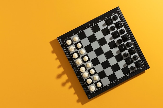 黄色の背景にピースとチェス盤の上面図