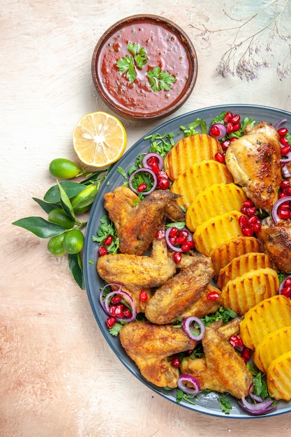 Vista dall'alto di pollo pollo con patate semi di melograno salsa alle erbe limone