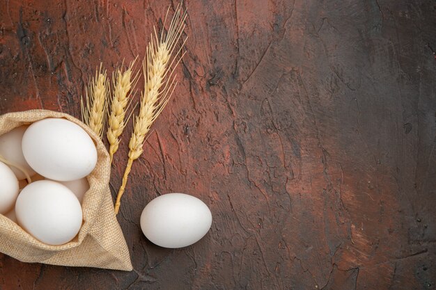 Foto gratuita uova di gallina vista dall'alto all'interno di una piccola borsa