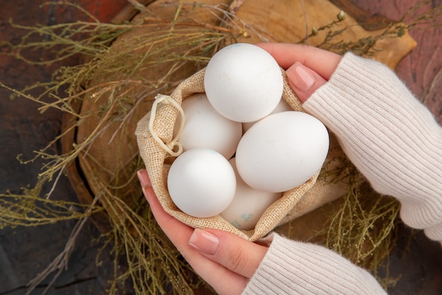 Foto gratuita uova di gallina vista dall'alto all'interno di una piccola borsa