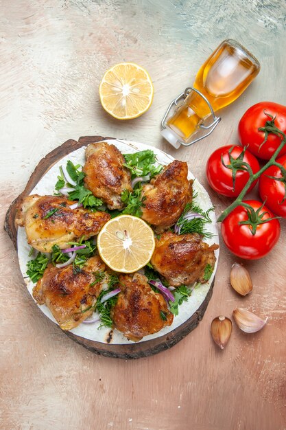 Top view of chicken oil tomatoes garlic chicken with lemon herbs on lavash