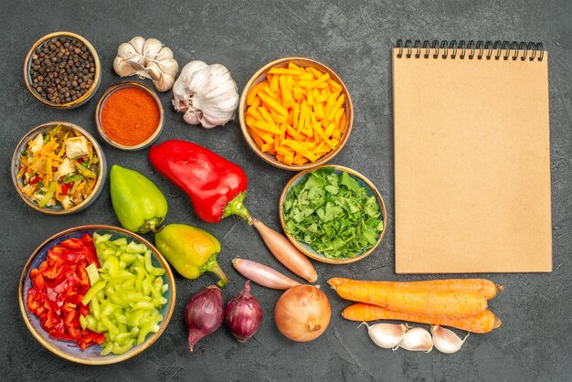 Vista dall'alto di insalata di pollo con verdure e verdure sulla salute matura di dieta scrivania scuro