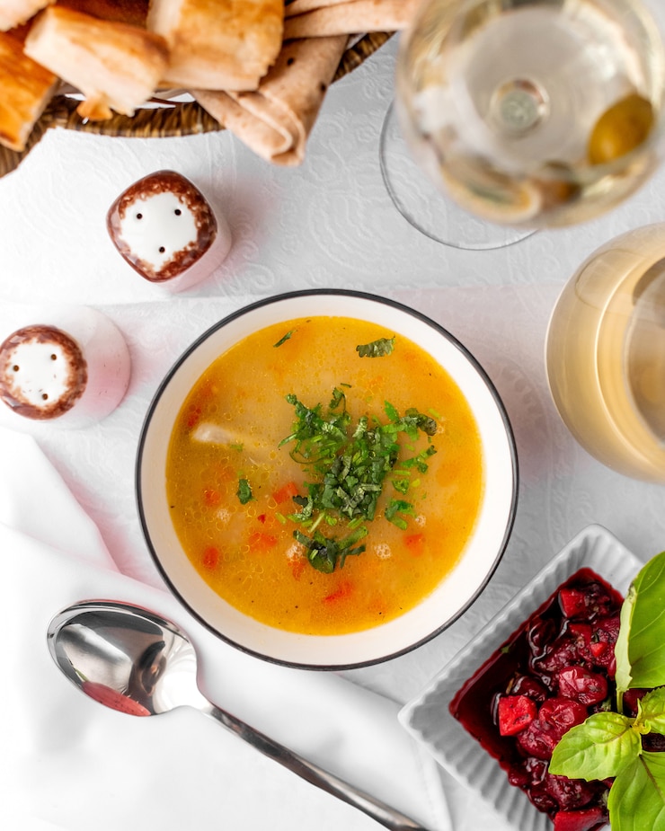 Бесплатный Фотография вид сверху миски куриного супа с фейхоа компот и хлебом