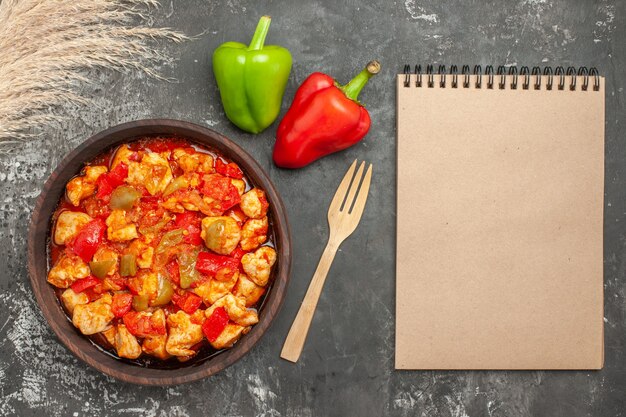 Foto gratuita vista dall'alto della zuppa di pollo con ingredienti