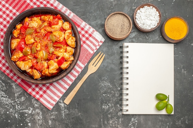 Foto gratuita vista dall'alto della zuppa di pollo con ingredienti