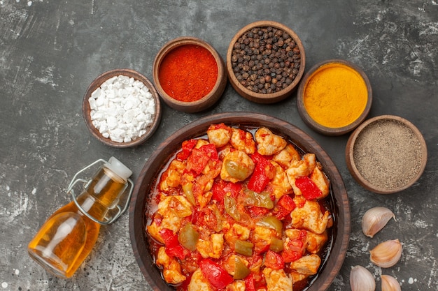 Foto gratuita vista dall'alto della zuppa di pollo con ingredienti