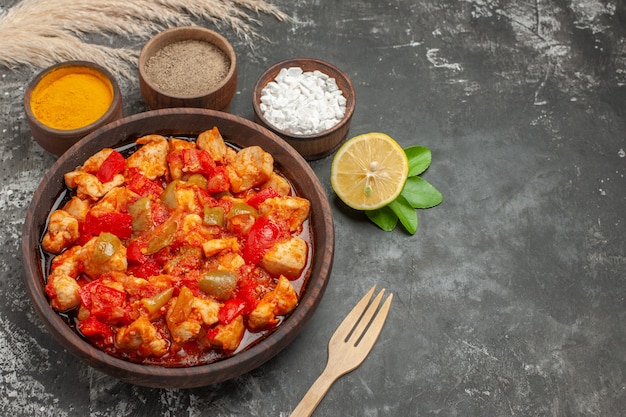 Vista dall'alto della zuppa di pollo con ingredienti