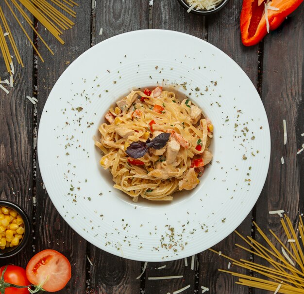 Top view of chicken spaghetti with bell peppers and parsley