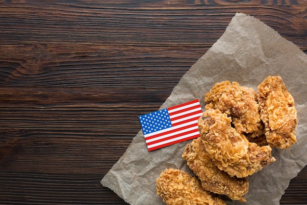 Foto gratuita vista dall'alto di pollo con spazio di copia