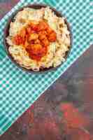 Foto gratuita pollo con vista dall'alto con piatto di pasta di pasta sul colore del piatto di pasta pasto piano scuro