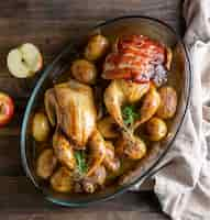 Foto gratuita pollo con patate vista dall'alto