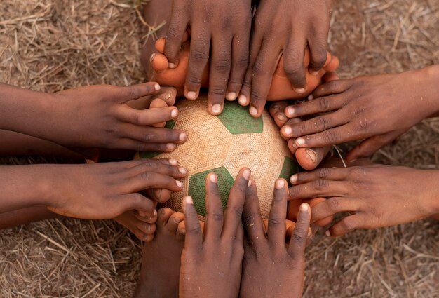 サッカーボールの周りの上面図の子供の足