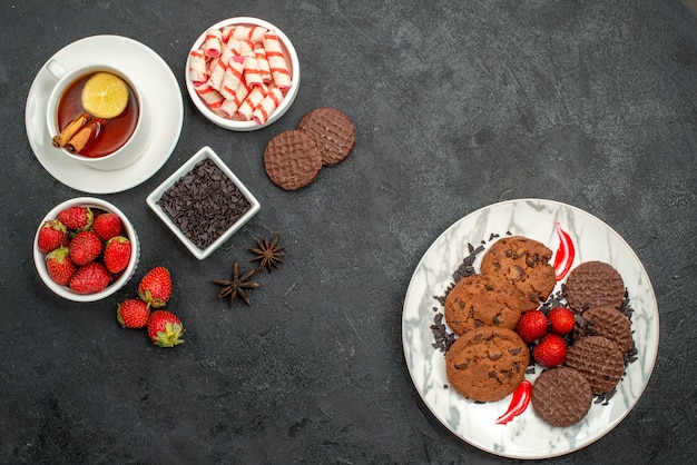 Biscotti al cioccolato vista dall'alto con caramelle e frutta