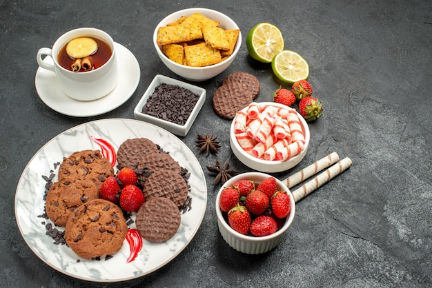 Вид сверху шоколадное печенье с конфетами и чаем