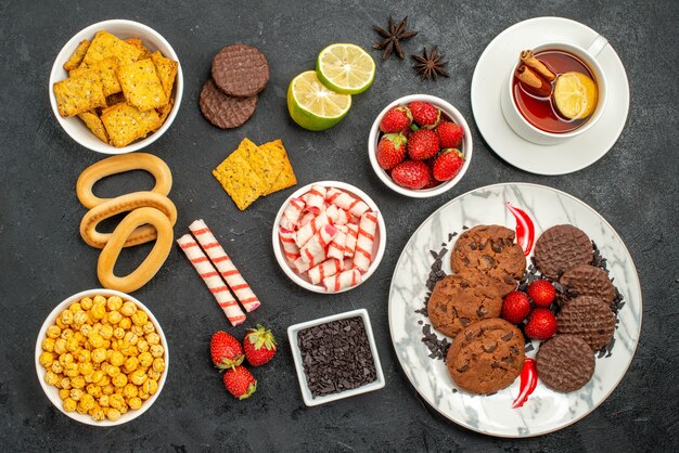 一杯のお茶とトップビューのチョコビスケット