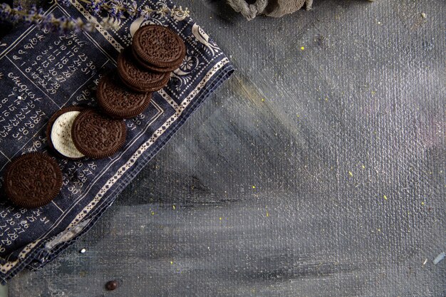 灰色のテーブルで甘くておいしい上面図チョコクッキー