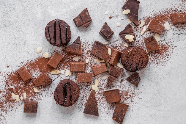 Assortimento di cioccolato vista dall'alto su sfondo chiaro