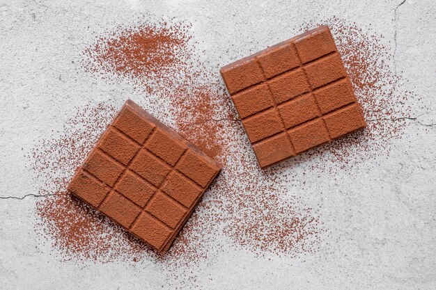 Assortimento di cioccolato vista dall'alto su sfondo chiaro