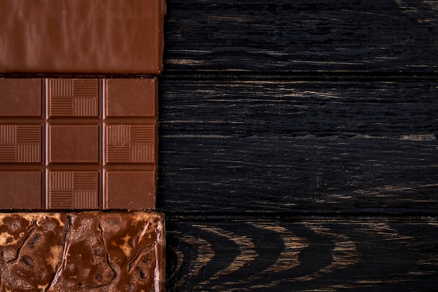 Вид сверху шоколада на темном деревенском фоне с копией пространства