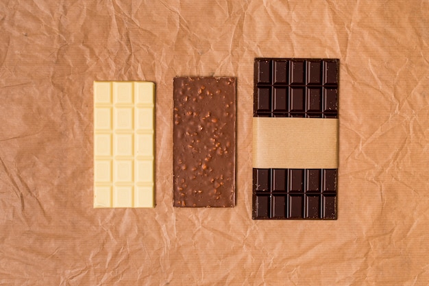 Foto gratuita vista dall'alto di tavolette di cioccolato