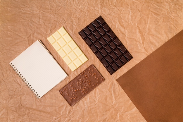 Foto gratuita vista dall'alto di tavolette di cioccolato