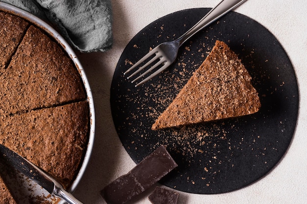 Foto gratuita vista dall'alto torta al cioccolato pronta per essere servita