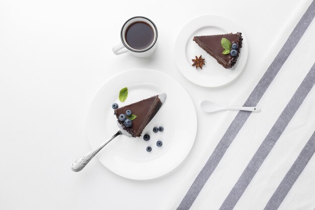 プレート上のチョコレートケーキスライスの上面図