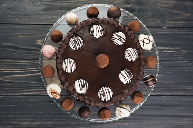 Foto gratuita torta di cioccolato con vista dall'alto