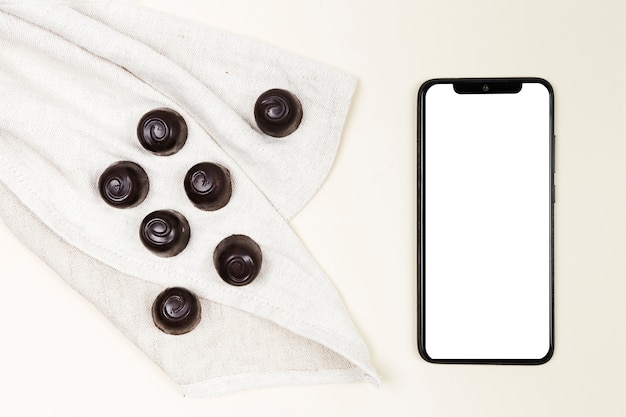 Caramelle di cioccolato vista dall'alto con smartphone