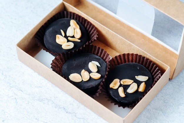 Вид сверху шоколадные конфеты с арахисом в коробке