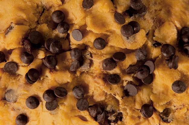 Pasta biscotto con gocce di cioccolato vista dall'alto