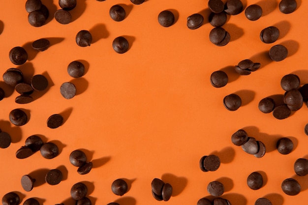 Foto gratuita gocce di cioccolato vista dall'alto con spazio per la copia