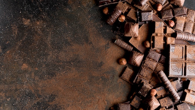 Foto gratuita vista dall'alto del concetto di cioccolato con spazio di copia