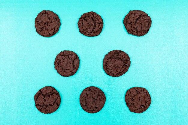 青い表面のトップビューチョコレートクッキー