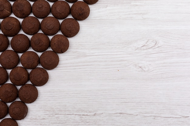 Biscotti al cioccolato vista dall'alto sulla superficie scura