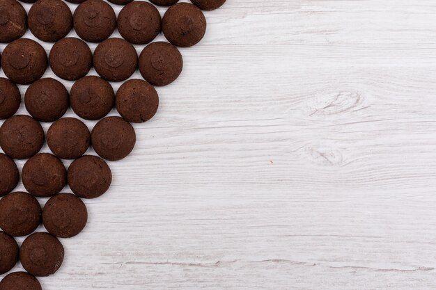Вид сверху шоколадное печенье на темной поверхности