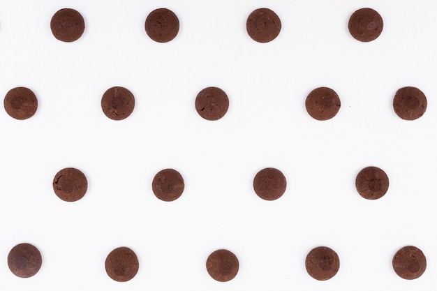 Бесплатное фото Вид сверху шоколадное печенье узор на темной поверхности