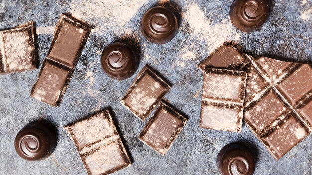 Вид сверху шоколадные деликатесы в какао