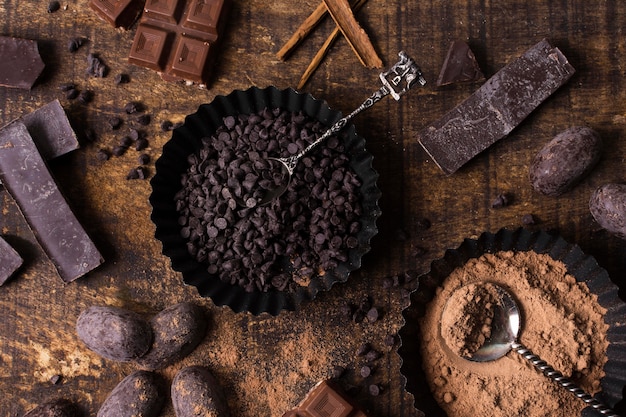 Foto gratuita preparazione del dessert al cioccolato vista dall'alto