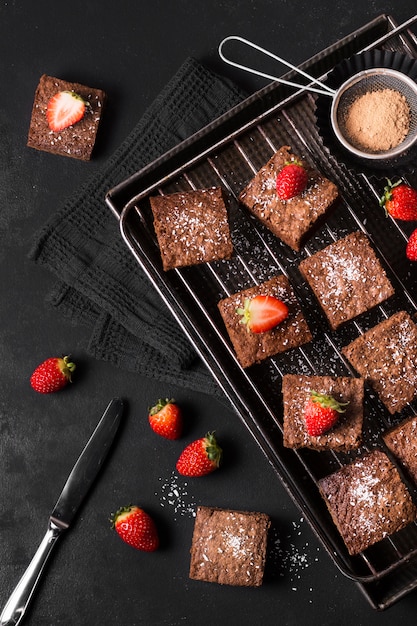 Foto gratuita vista dall'alto dessert al cioccolato con fragole