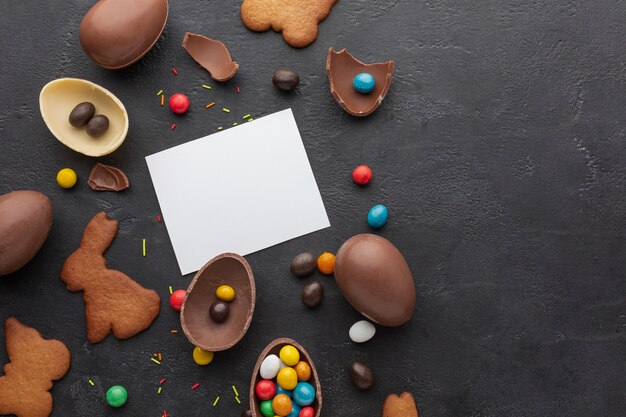 Вид сверху шоколадных пасхальных яиц с красочными конфеты и копией пространства
