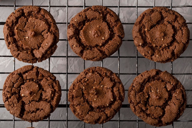 Foto gratuita disposizione di golosità al cioccolato vista dall'alto