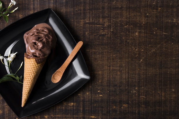 Бесплатное фото Вид сверху шоколадное мороженое с копией пространства