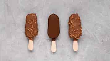 Free photo top view chocolate ice creams on the table