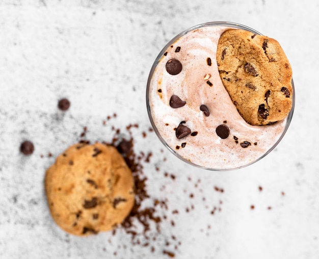 Foto gratuita frappè al cioccolato vista dall'alto