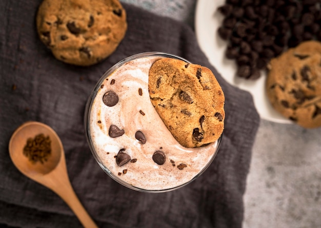 Foto gratuita frappè al cioccolato vista dall'alto