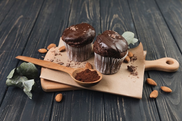 Foto gratuita muffin al cioccolato con vista dall'alto