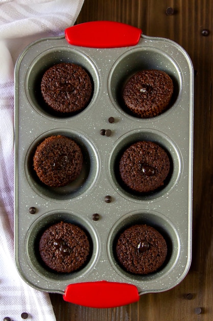 Free photo top view chocolate muffins on a tray