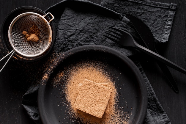 Foto gratuita vista dall'alto cioccolato in polvere e setaccio