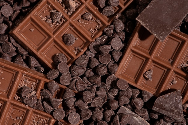 Бесплатное фото Шоколадные таблетки и чипсы, вид сверху